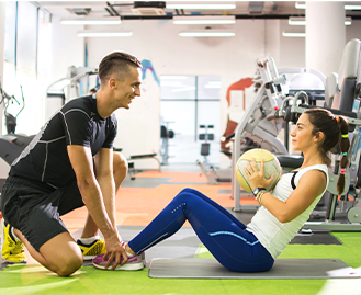Personal Trainer helping client